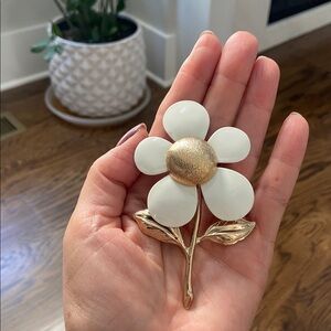 Sarah Coventry Cream and Gold Flower Brooch